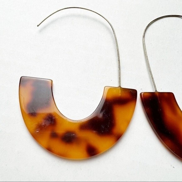 LIGHTWEIGHT Tortoiseshell Resin and Metal Earrings - Picture 5 of 7